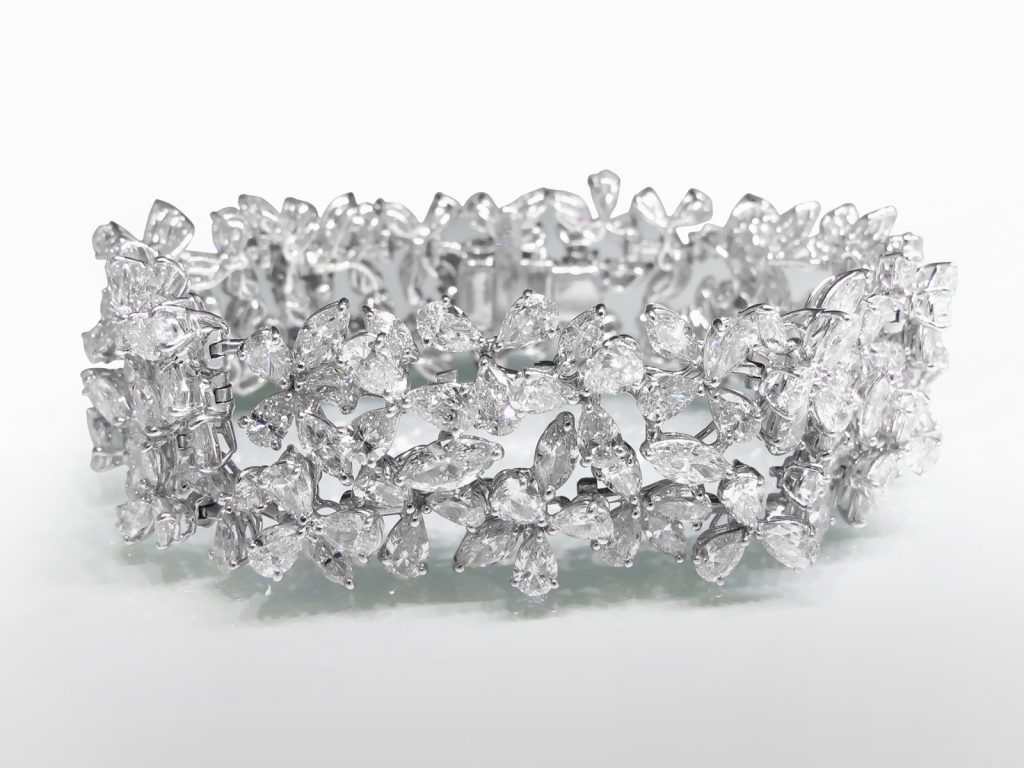 Elegant 18k White Gold 34.02ct (TDW) Diamond Bracelet