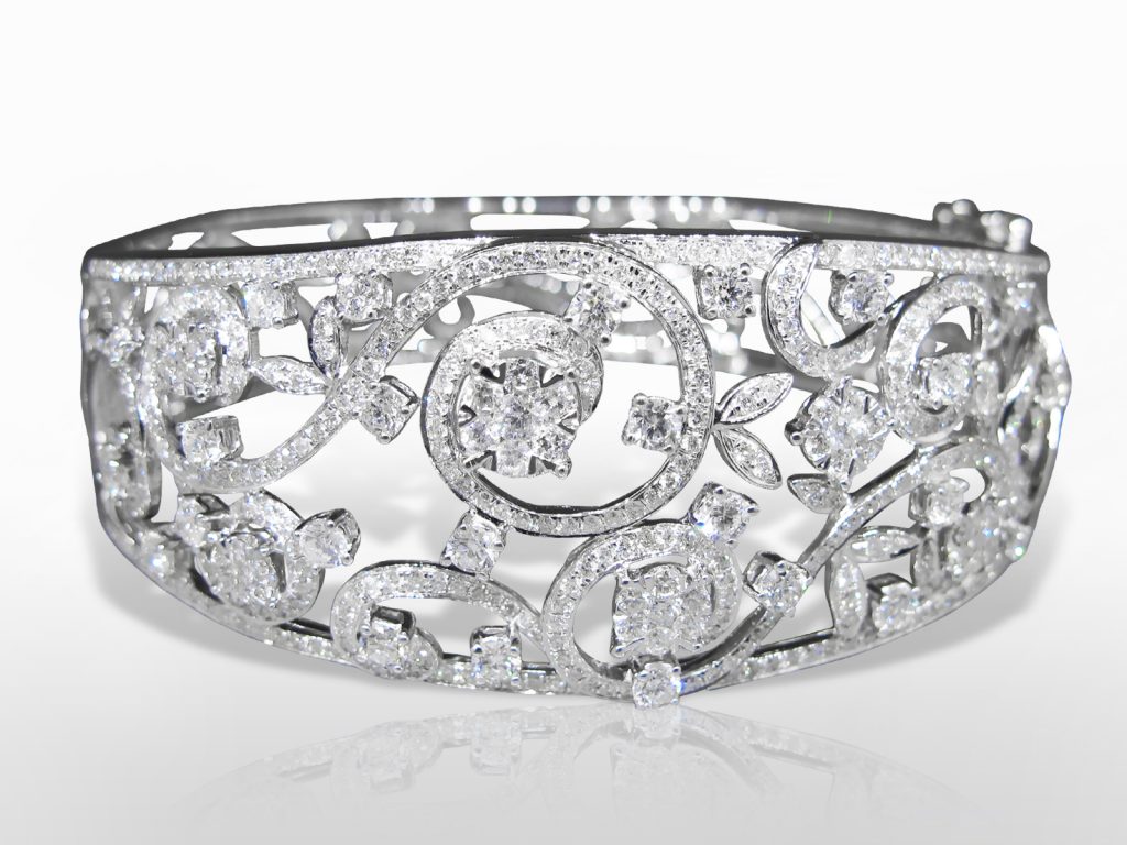 Lady's 18k White Gold Floral Design Diamond Bangle